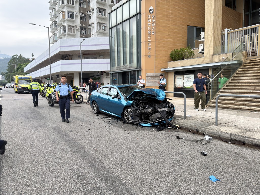 寶馬車頭嚴重毀爛。 寶馬車頭嚴重毀爛。