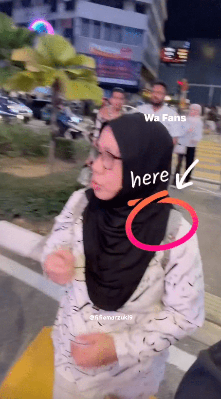 女事主完全不察覺被扒走銀包。