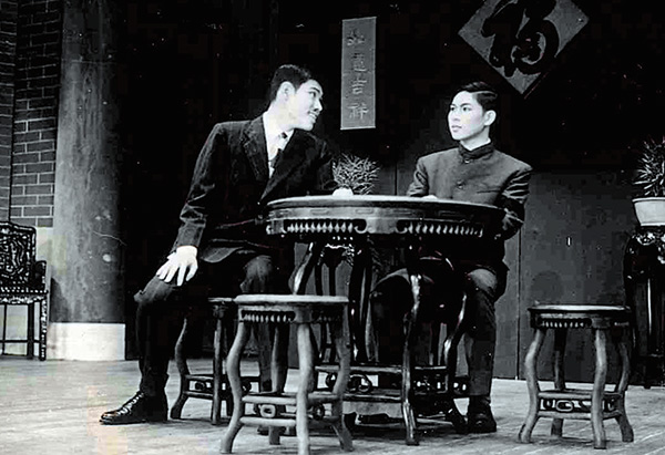 自小有表演天分的马时亨（左），中学时已参演校内话剧。