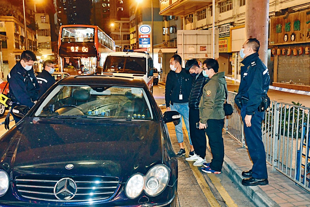 ■警方押同司機搜查其名貴房車。