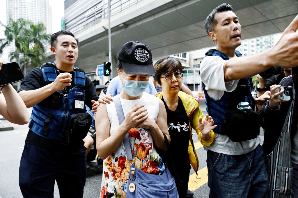 邹幸彤母亲（戴口罩）听判后离开法庭。刘骏轩摄