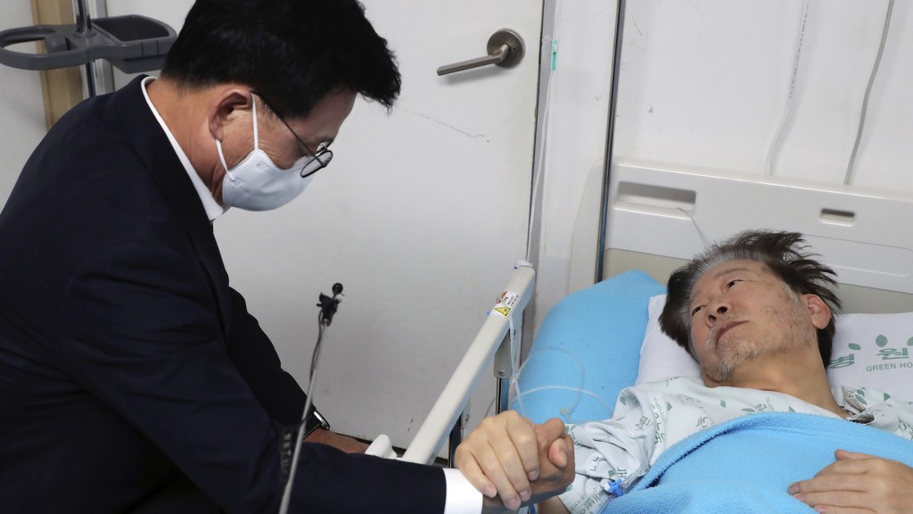 共同民主党成员日前到医院探望李在明。 美联社