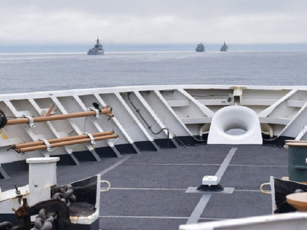 美國海岸防衞隊監控駛入美方專屬經濟海域的解放軍艦艇。（網上圖片）