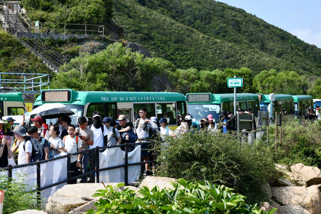 早上所見已有不少旅客陸續乘坐小巴或的士到場。
