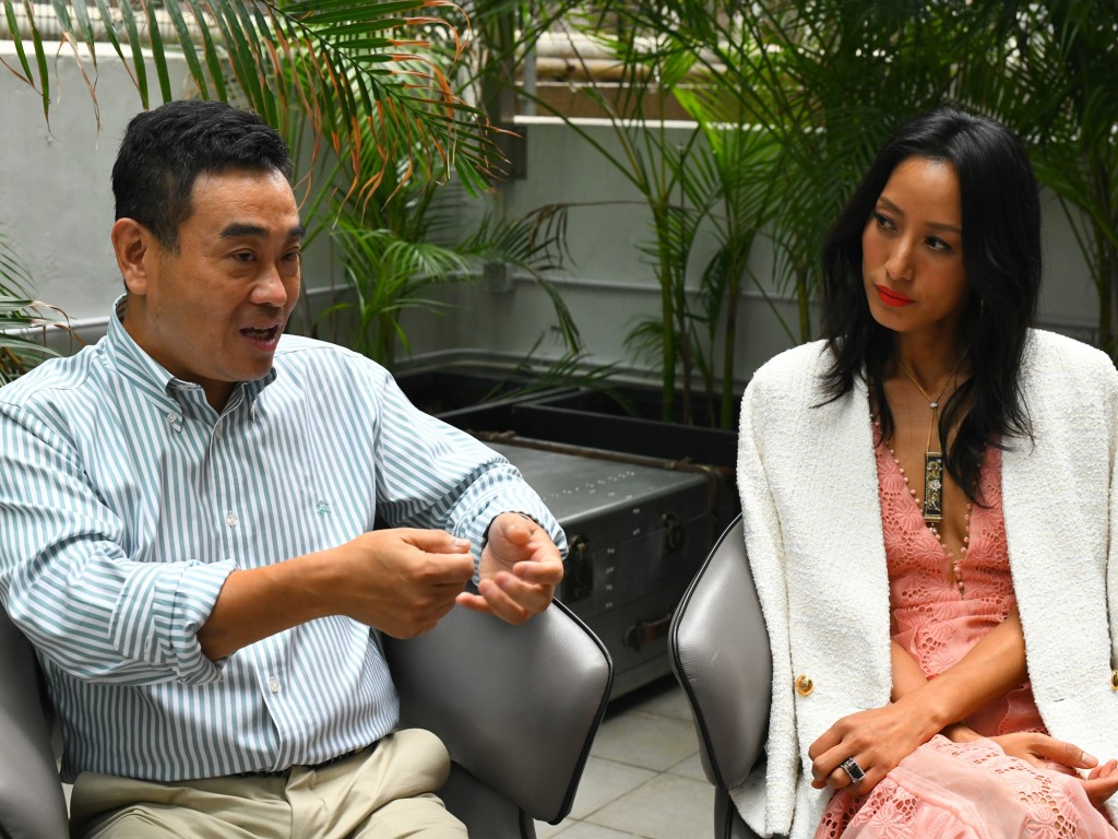 施耐福亞洲有限公司銷售總監勞偉儉(左)與名模蔣怡合作,以精湛廚藝配以大師級廚刀,炮製一系列佳餚。 褚樂琪攝