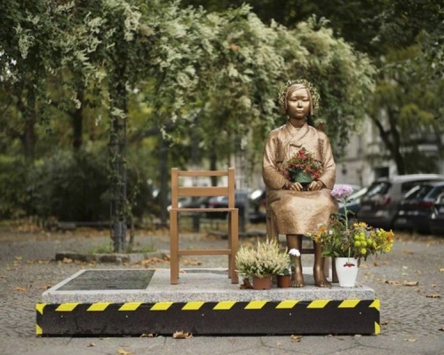 去年9月柏林亦曾展出慰安少女雕像。AP