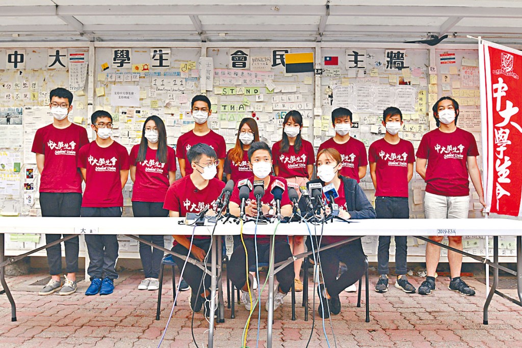 中大學生報建議由仍然存在學生組織與校方溝通，提出重建學生會時間表。圖為學生會幹事會前內閣「朔夜」總辭記者會。