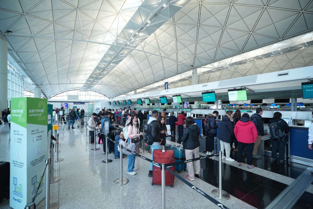 2023年赤鱲角國際機場聖誕長假期機場離境大堂旅客大排長龍。資料圖片