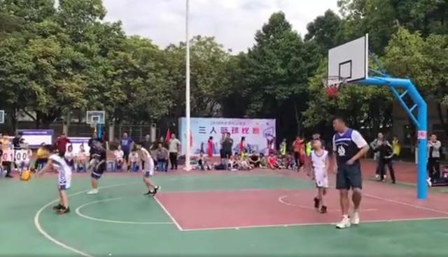 姚明現小學生籃球比賽？網圖