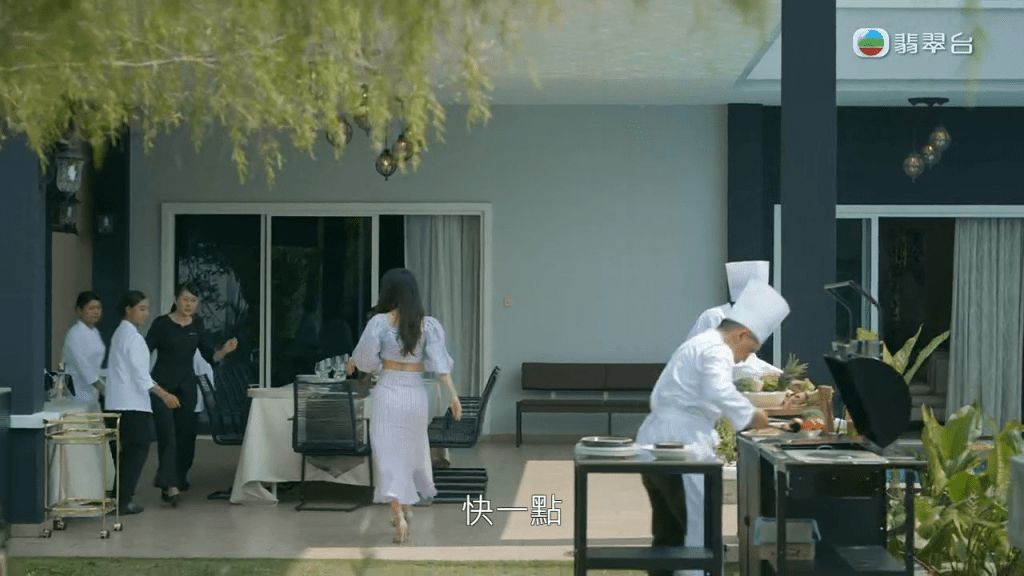 今晚陈静在剧中与「二嫂」余安安，一同为刘江准备家宴洗尘。