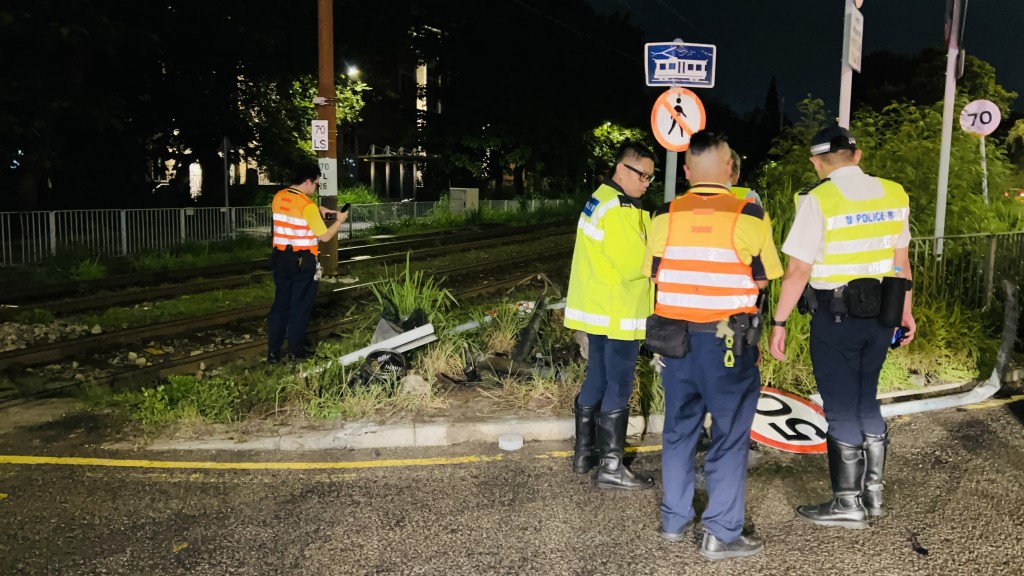 警员现场调查事件。蔡楚辉摄