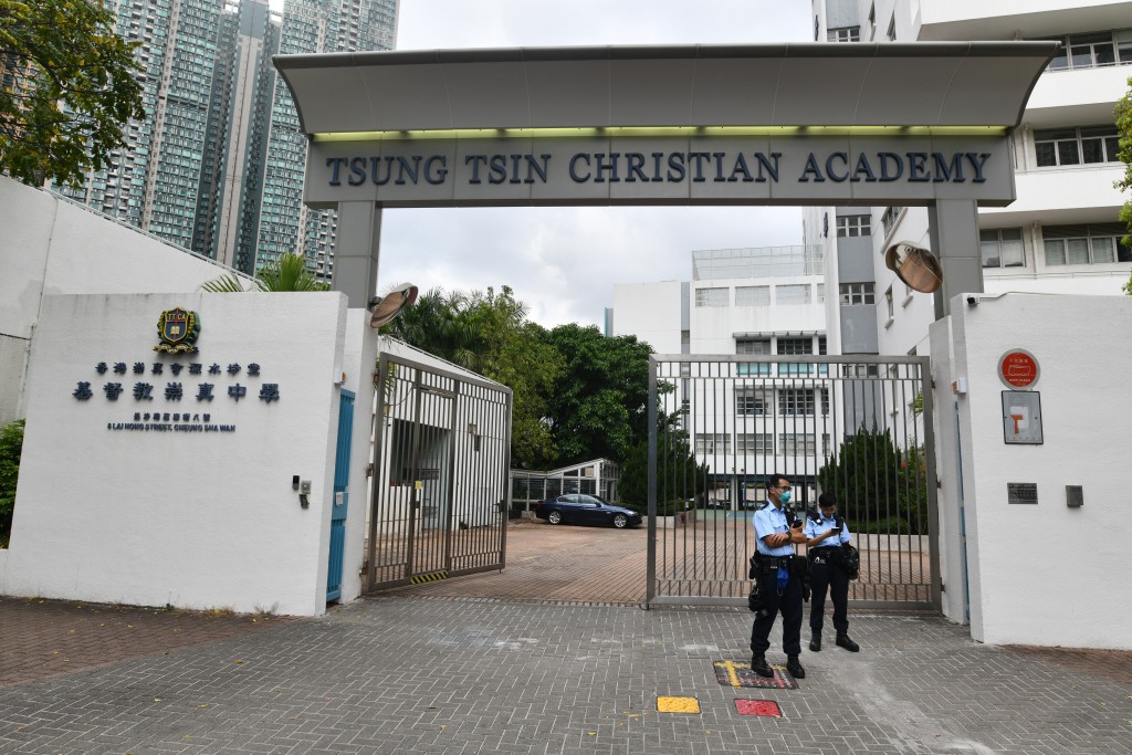 警員協助受影響學校包括基督教崇真中學疏散師生。盧江球攝