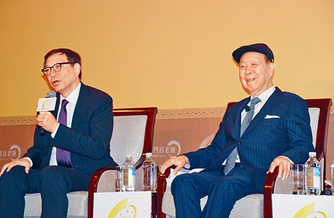 呂志和(右)表示，本港近期社會環境持續不穩，各方應「和諧共享」及「坐低好好傾下」。左為呂耀東。　　