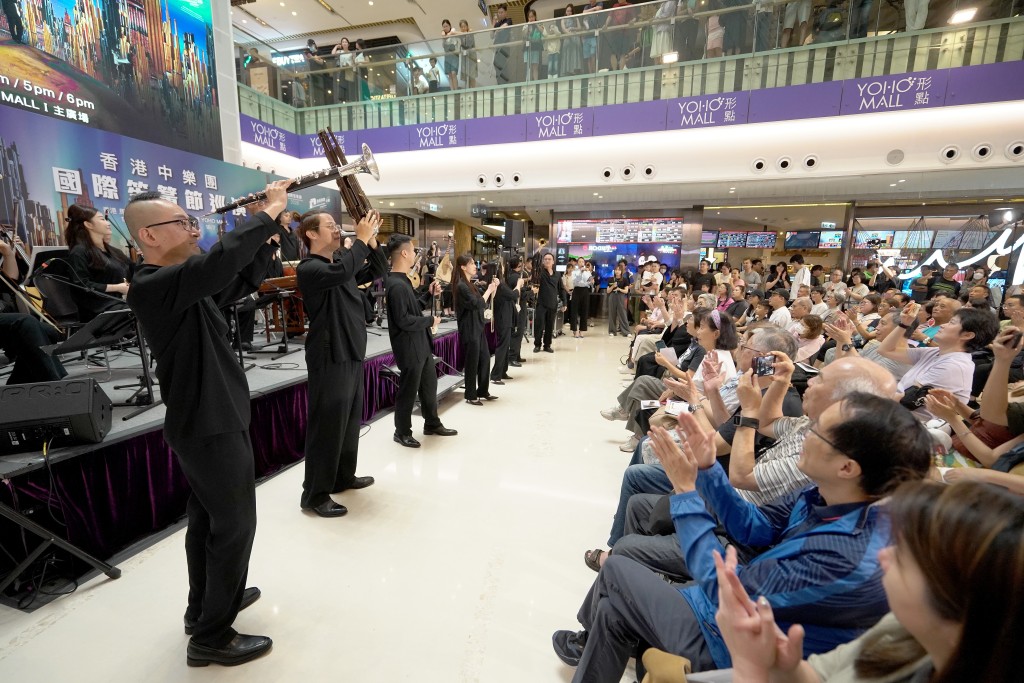 香港中樂團小組成員早前於YOHO MALL進行快閃演出,向公眾展示傳統樂器「笙」,並讓市民近距離觀賞其演奏。 香港中樂團小組成員早前於YOHO MALL進行快閃演出,向公眾展示傳統樂器「笙」,並讓市民近距離觀賞其演奏。