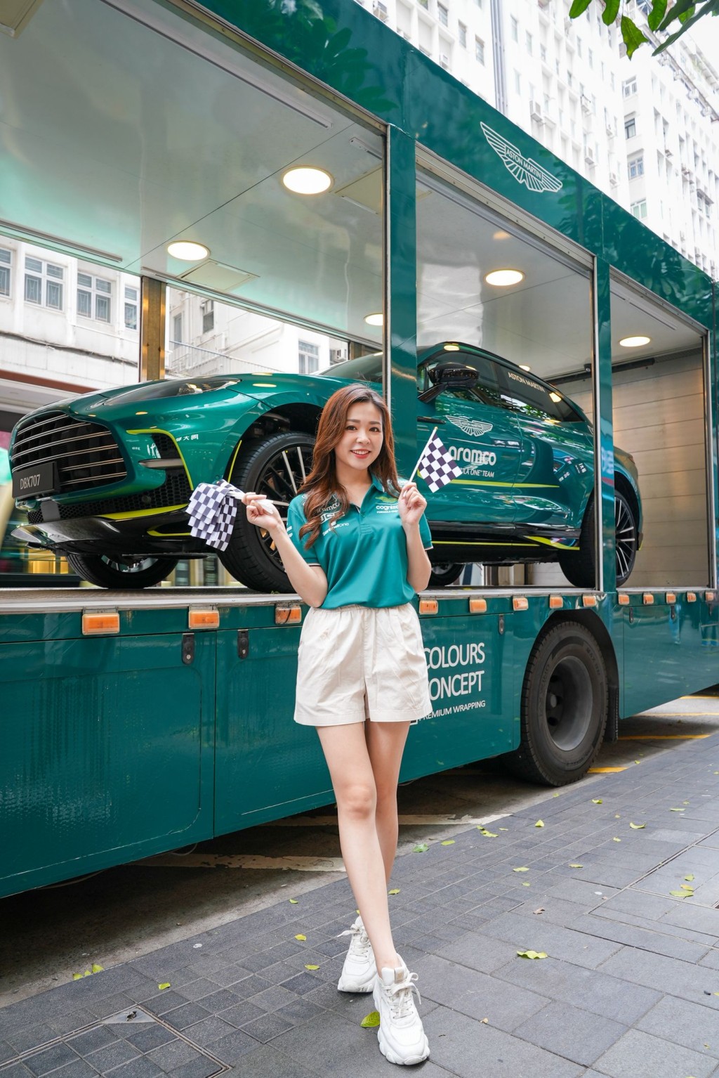 香港Aston Martin代理为F1车队遥距打气，举行快闪式巡游应援活动，以卡车载着DBX707 AMR23 Edition游访港九龙名胜景点及打卡热点。