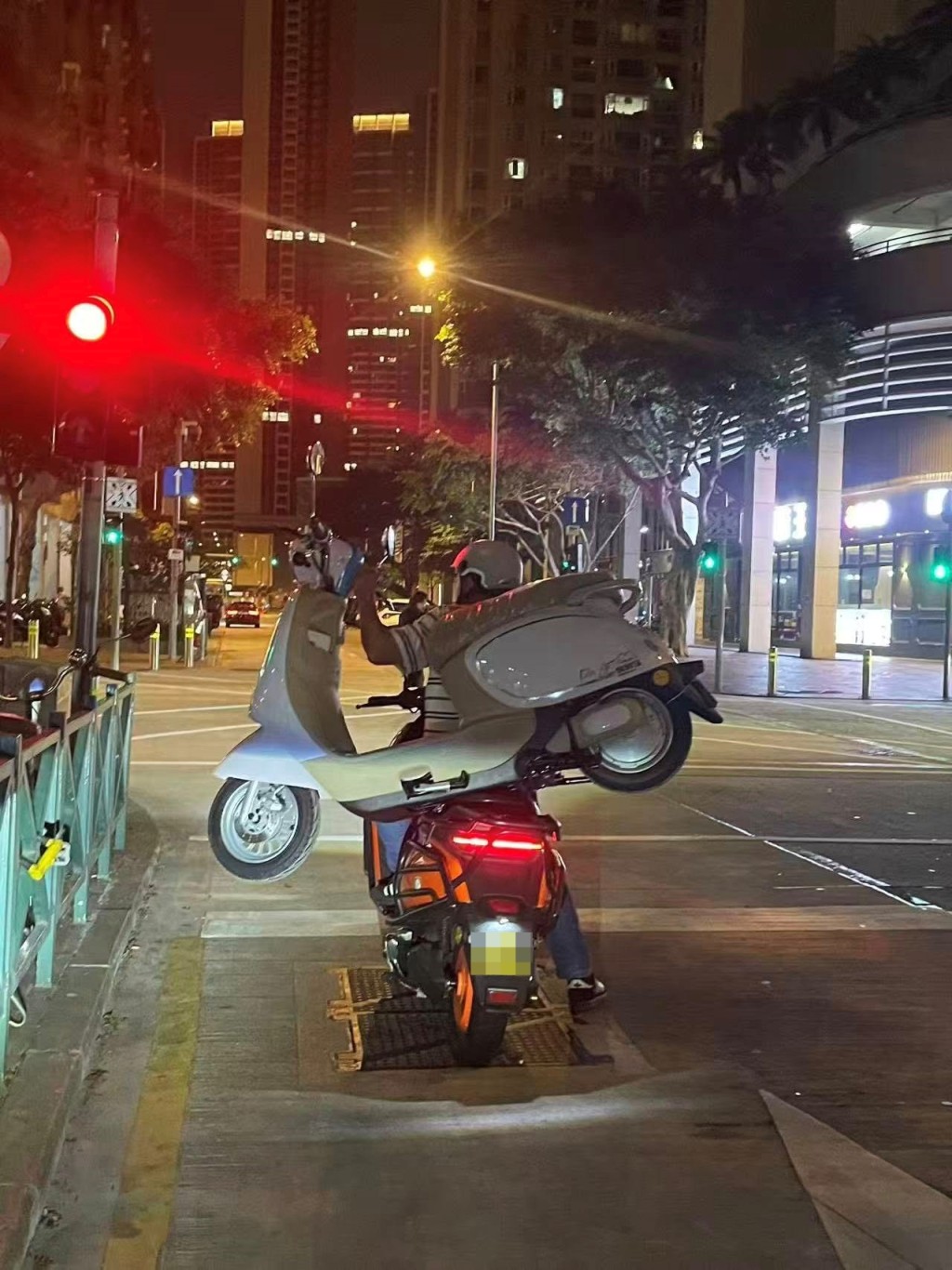 男子懷疑單手駕駛，騰出另一隻手以穩固後座電單車。FB：Danny Chan@澳門道路情報