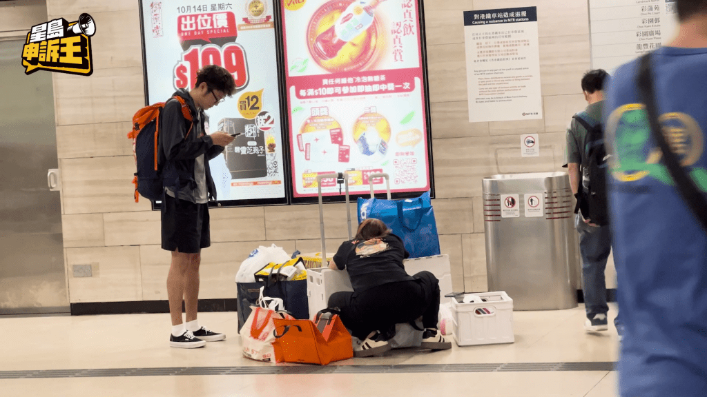 通關後，深圳「反向代購」熱潮蔚然成風，跑腿交收的情況港鐵站隨處可見。