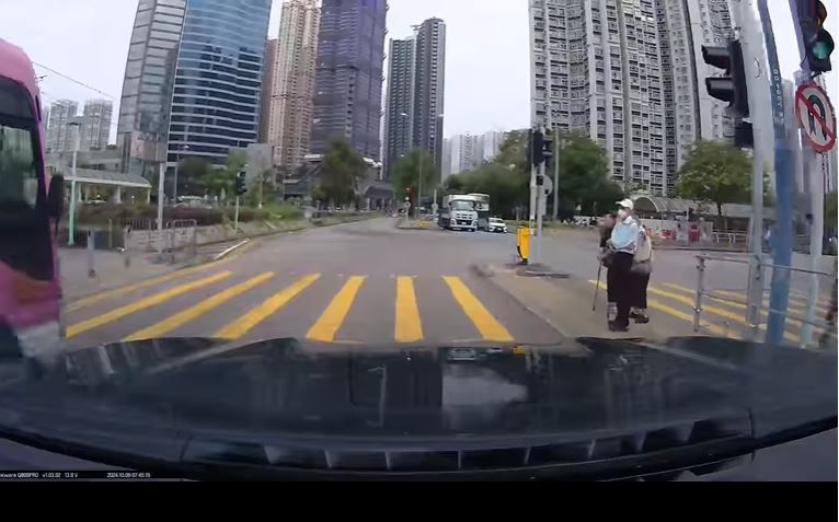 交通燈轉綠燈，車輛開始起步。fb車cam L（香港群組）Simon Yip