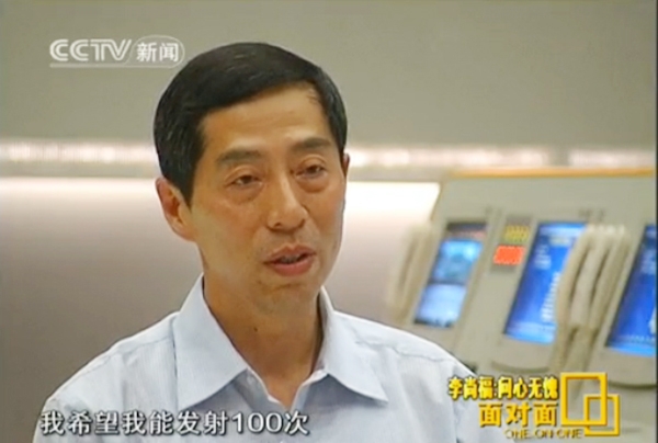 李尚福接受電視台採訪。