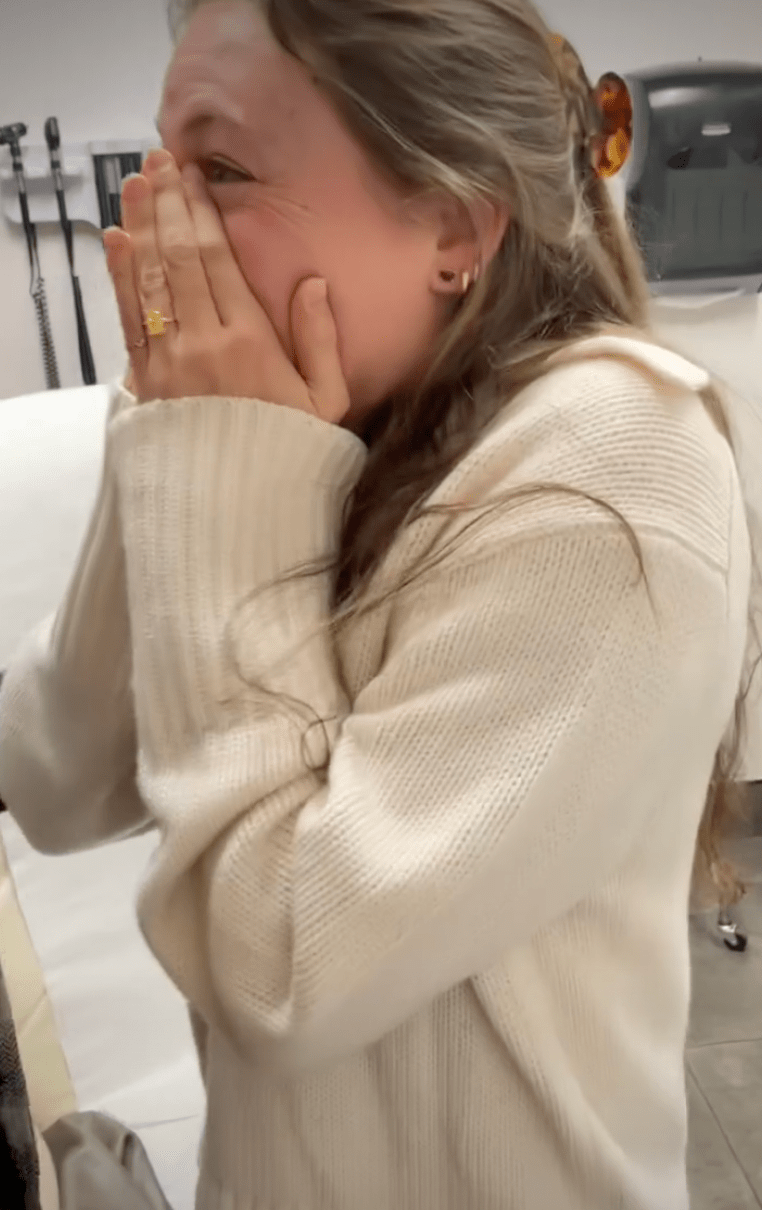 在全場醫護見證下，女子感動落淚點頭答應，成就一段另類的急症室姻緣。