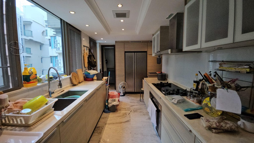 厨房空间阔落，左右两边均设工作枱面。