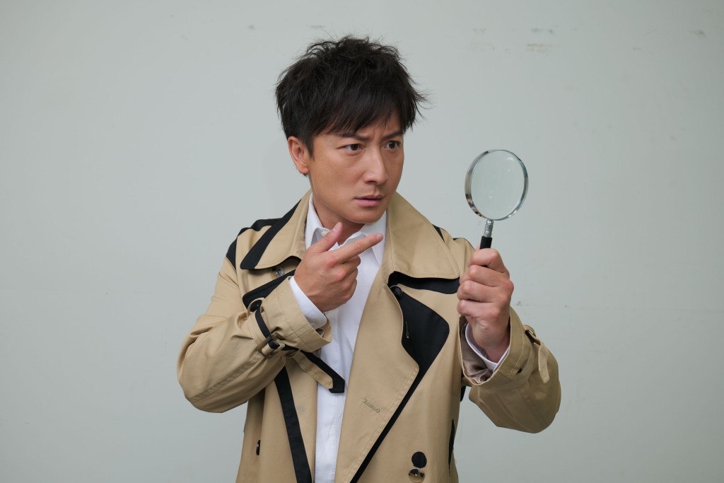 扮演偵探的方力申,笑指自己好蠢。