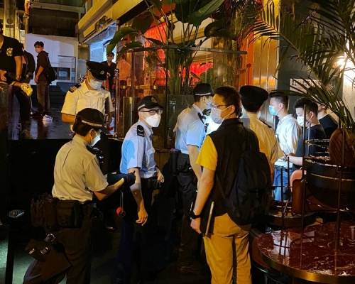 警方及食環署今日進行聯合行動，於午夜12時起在中環蘭桂坊及蘇豪區一帶巡查多間酒吧食肆。警方圖片