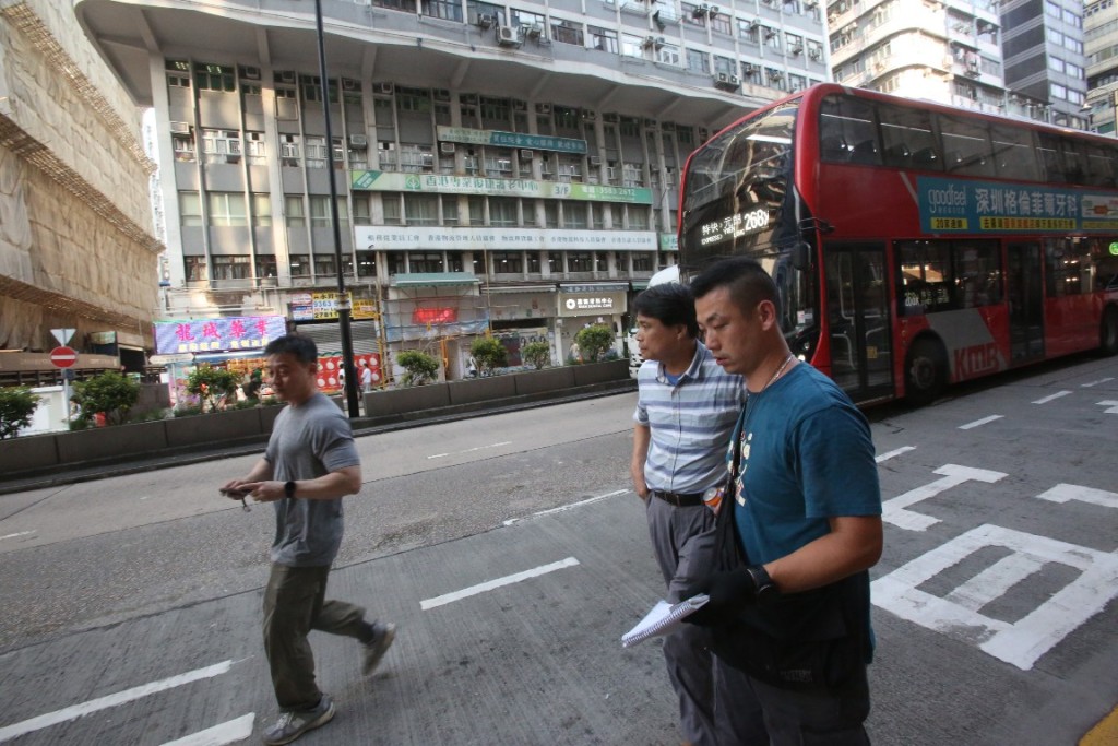 金舖職員（間條上衣者）力追，協助警員閃電擒賊。