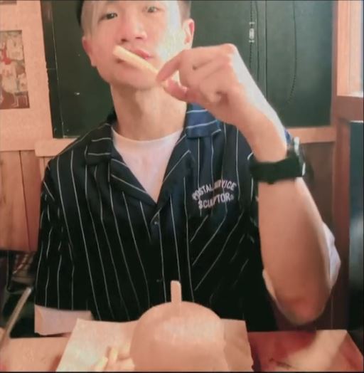 快快樂樂食薯條。