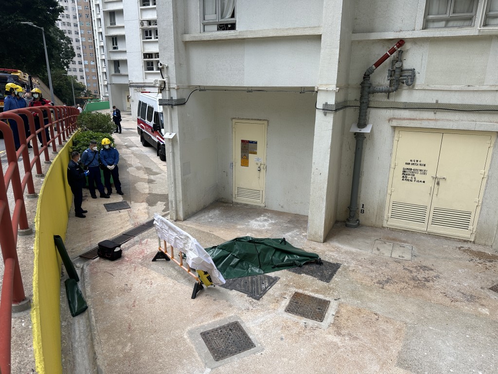 尸体稍后由仵工移往殓房。梁国峰摄