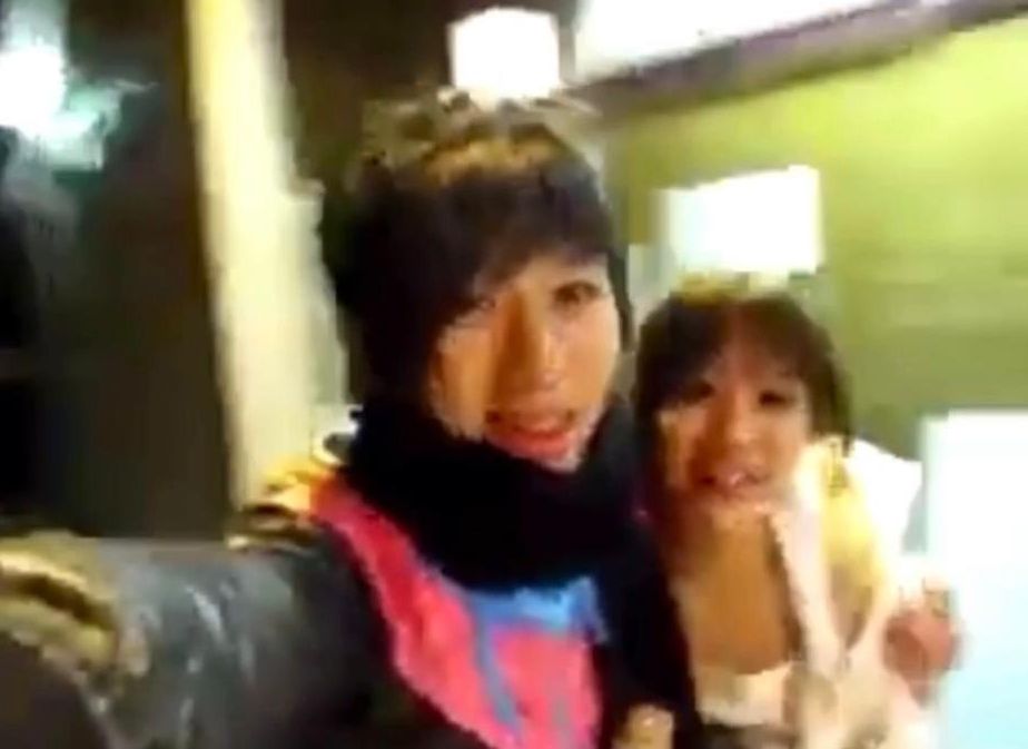 疑似 Manson的少年,片中跟少女又攬又錫。