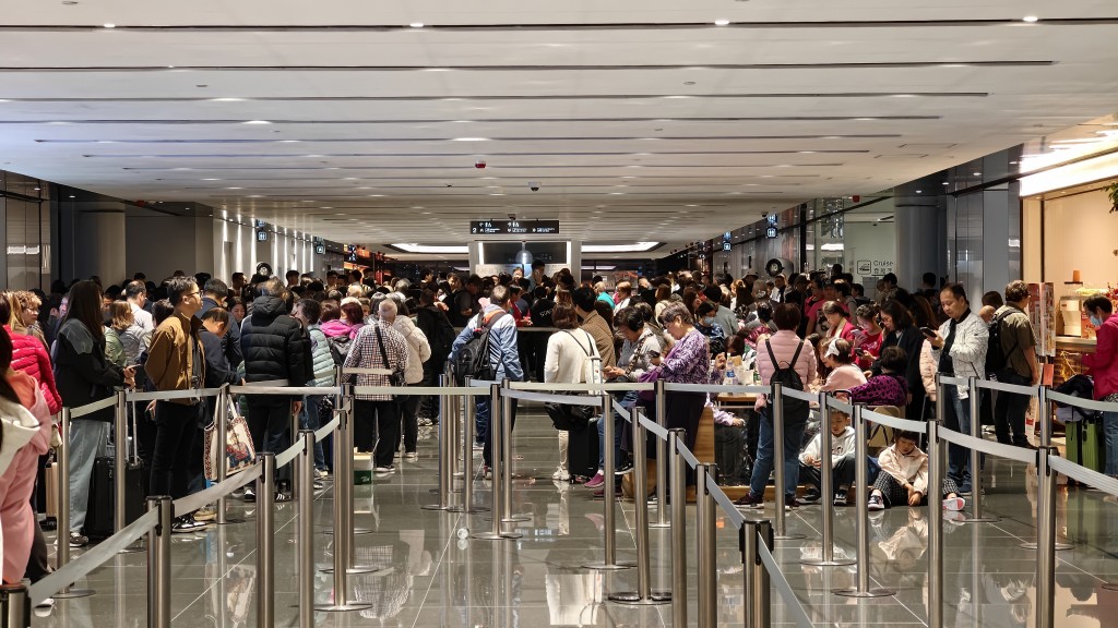 晚上8時許,逾千乘客繼續於海運大廈守候。黃文威攝 晚上8時許,逾千乘客繼續於海運大廈守候。黃文威攝