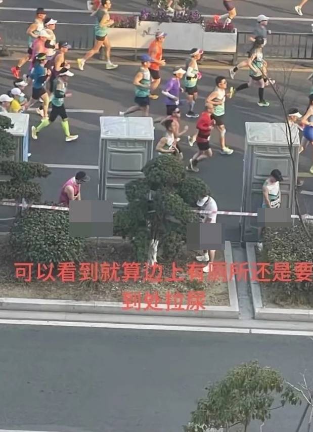 網上流出跑手隨街小便。微博