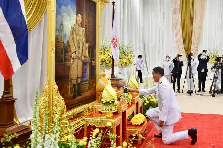 賽塔周三晚獲正式任命，在為泰黨總部向泰皇畫像行跪拜禮。美聯社