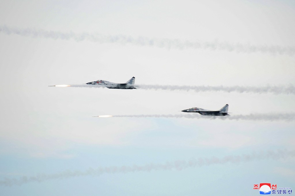 北韩战斗机于13日晚至14日下午飞越韩军防空预警线。路透社图片