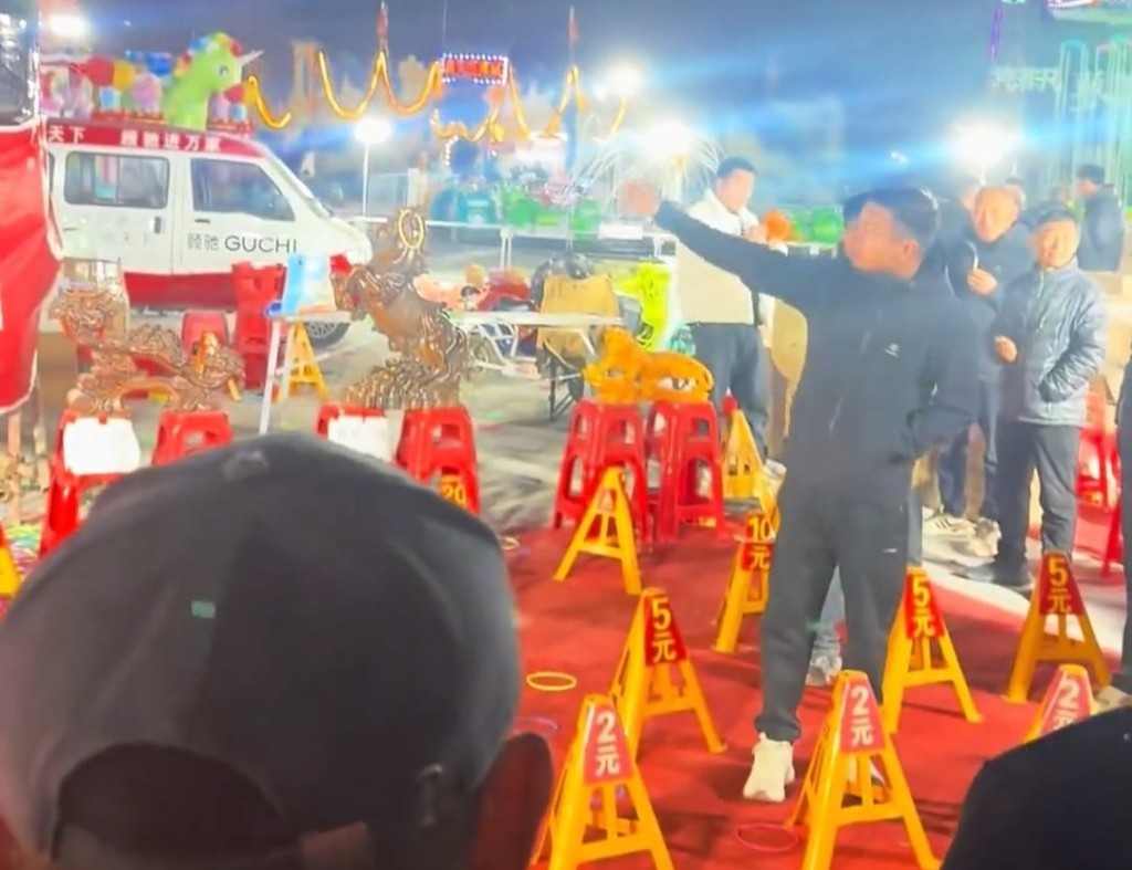 当日男子套圈中奖，老板却以不同理由拒发奖。微博@第一现场