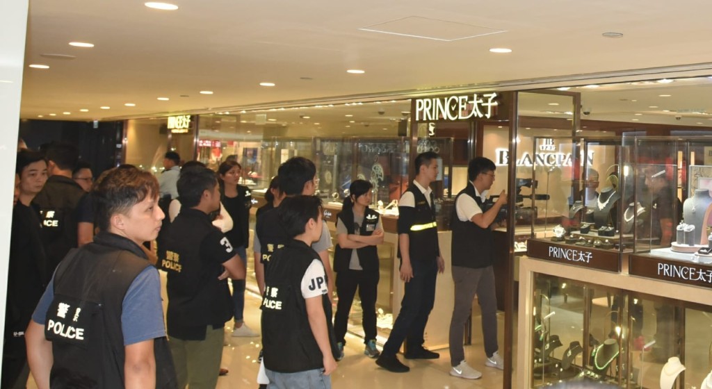 警押疑匪至珠寶店重組案情