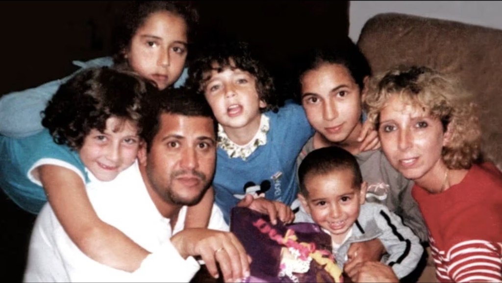 勒爾米特 （Genevieve Lhermitte）與丈夫穆卡德姆（Bouchaib Moqadem）和5名子女的合照。