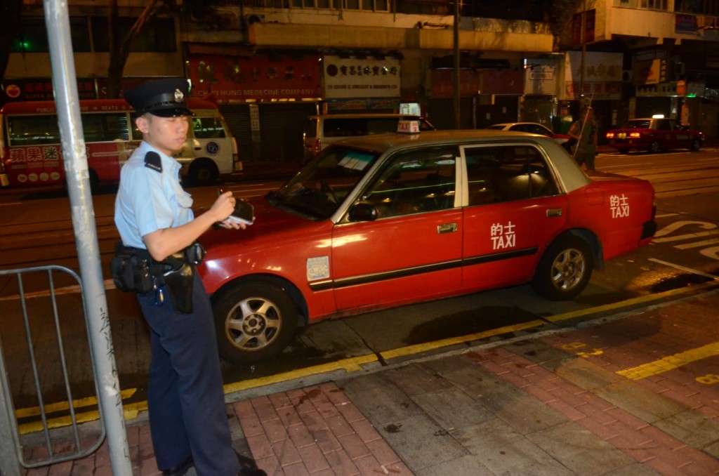 警方追緝兩名賊人。