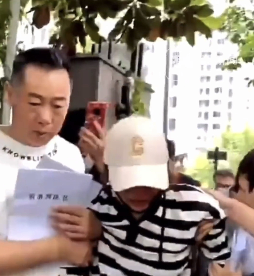 女童父亲陈长江搀扶着妻子走出庭审，情绪激动称家属不接受判决。