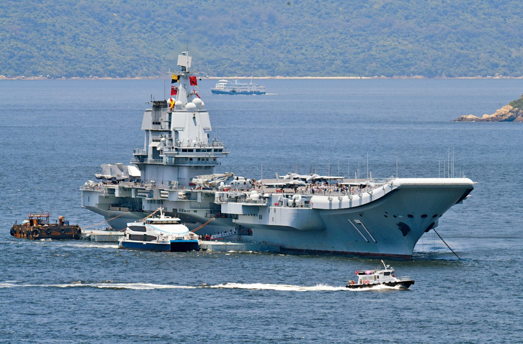山東艦昨日率先開放予學校師生參觀。