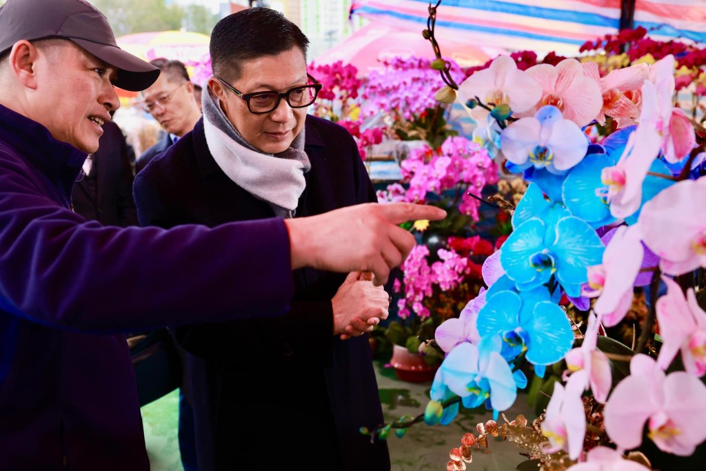 鄧炳強在年宵市場買年花。保安局facebook圖片