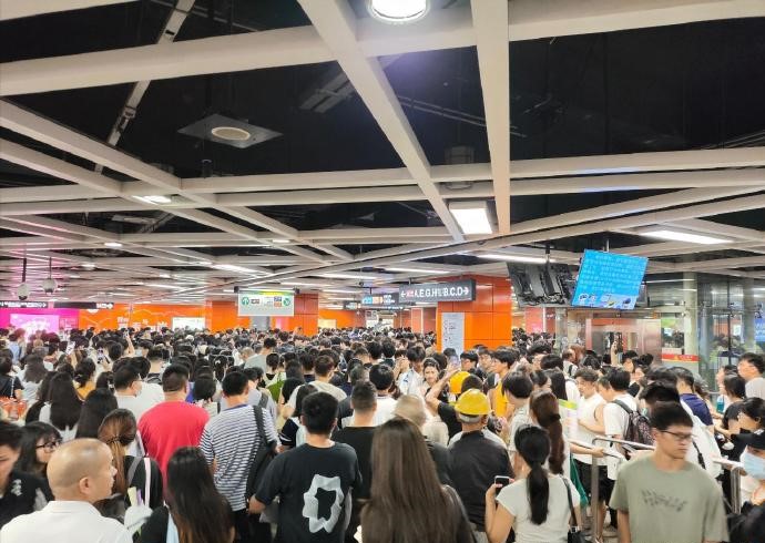 下午6時50分,廣州地鐵嘉禾望崗站廳。微博@地鐵客流及運輸研究阿牛 下午6時50分,廣州地鐵嘉禾望崗站廳。微博@地鐵客流及運輸研究阿牛