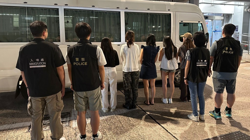 警聯同入境處油尖打擊黑工及掃黃,拘捕22人 。警方圖片