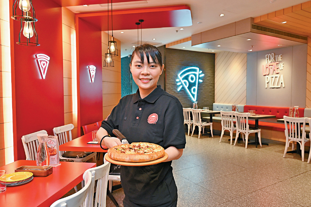 ■從事餐飲業已10年的張曉瑩(Miki) 對服務業充滿熱誠，注重把顧客照顧周到的細節，且積極增值自己，專業和貼心的服務令她大受顧客和同事的讚賞。
