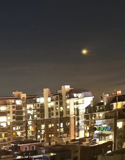 UFO?福建平潭疑似再現火流星。 網上截圖 UFO?福建平潭疑似再現火流星。 網上截圖