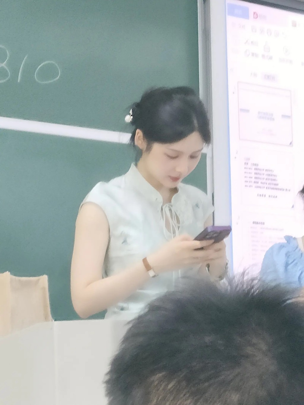 湖南第一师大副教授黄蓝紫因超高颜值，在网上人气急升。抖音