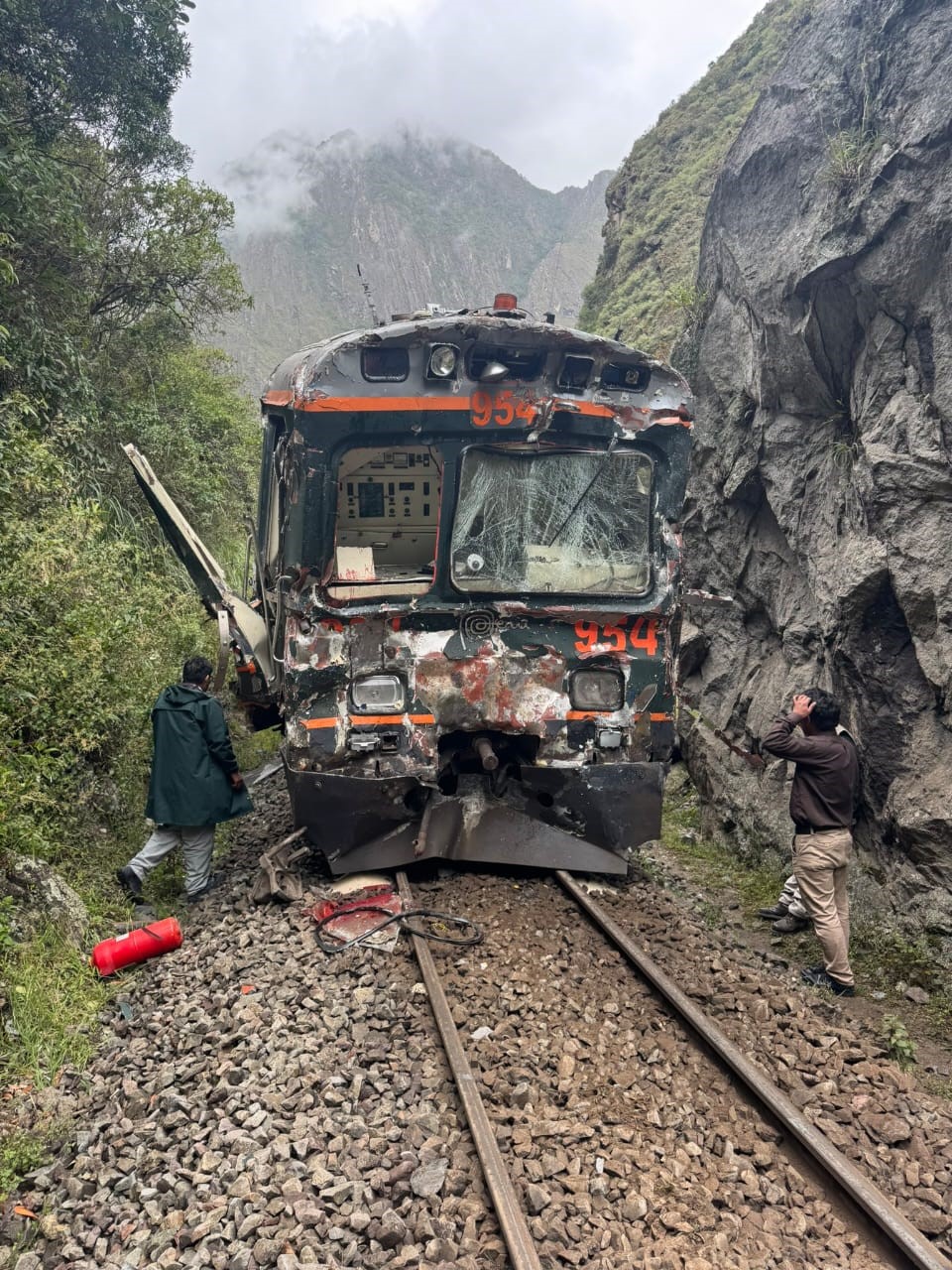 秘鲁有火车相撞司机身亡，逾30名乘客受伤包括4名中国游客。Ｘ