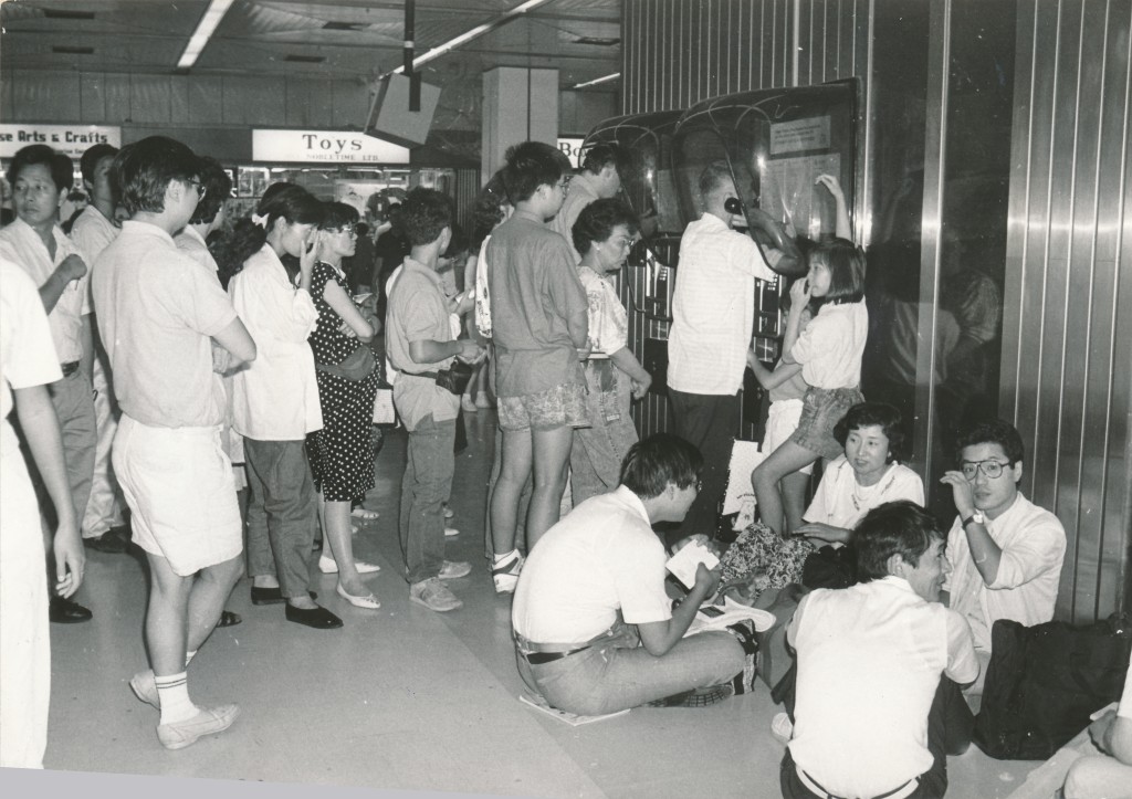 1988年啟德機場旅客排隊輪候使用公共電話。資料圖片