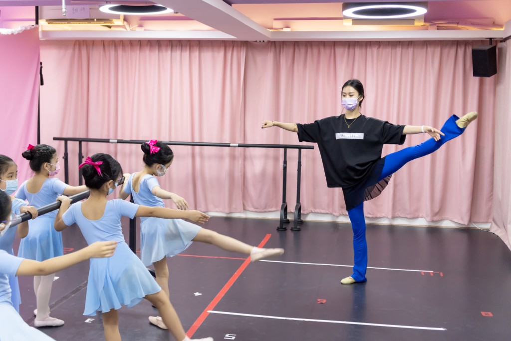 「香港芭蕾舞團」群舞領舞員Peggy Lai指導下，完成了舞蹈員訓練班最後一堂。